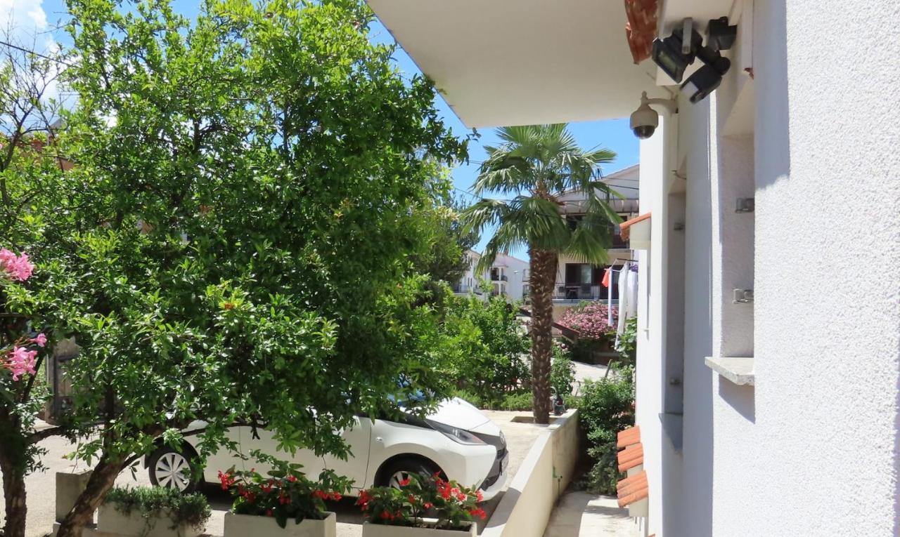 Apartments Kamelija Malinska Luaran gambar