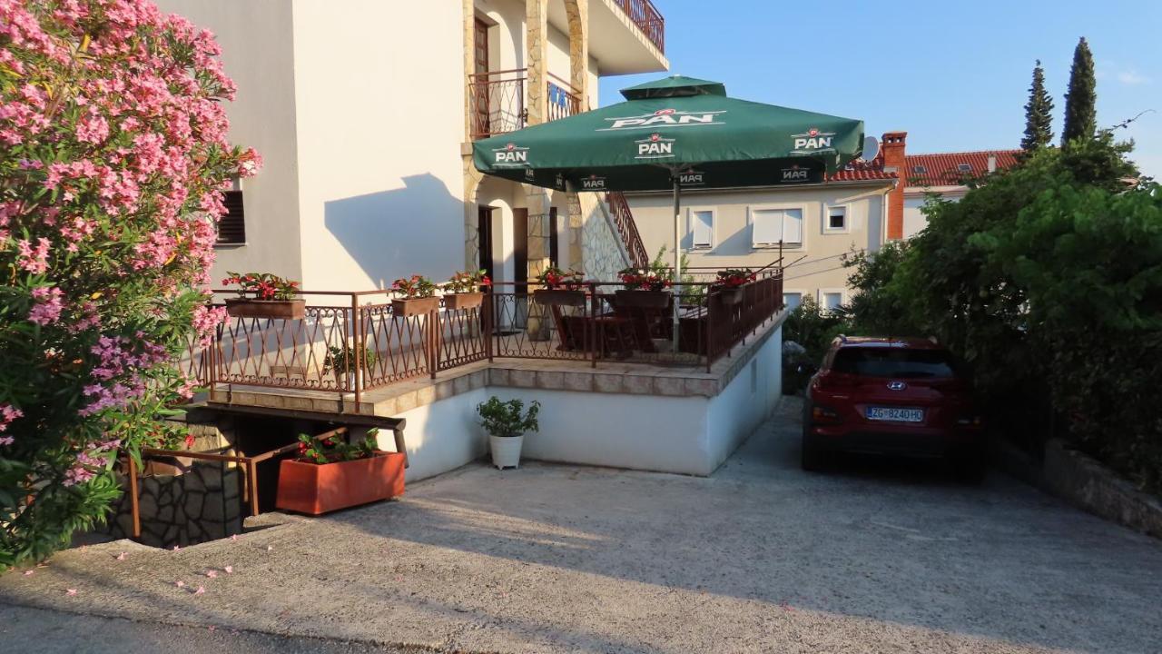 Apartments Kamelija Malinska Luaran gambar