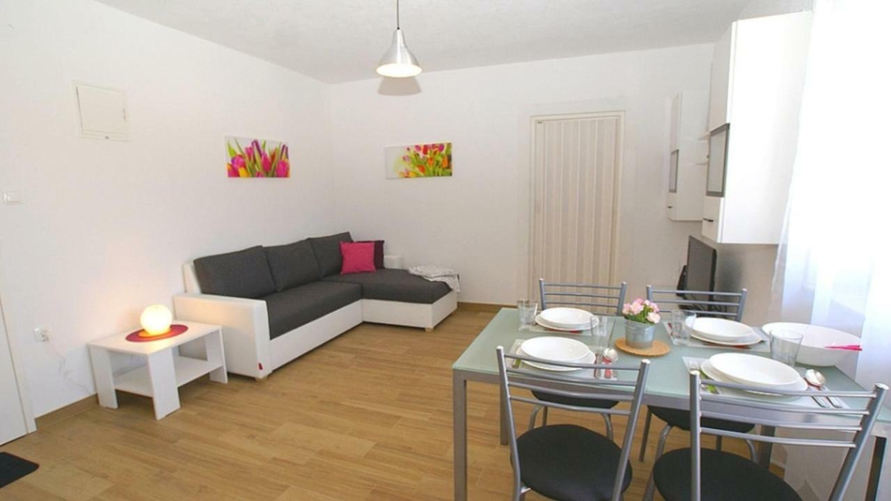 Apartments Kamelija Malinska Luaran gambar